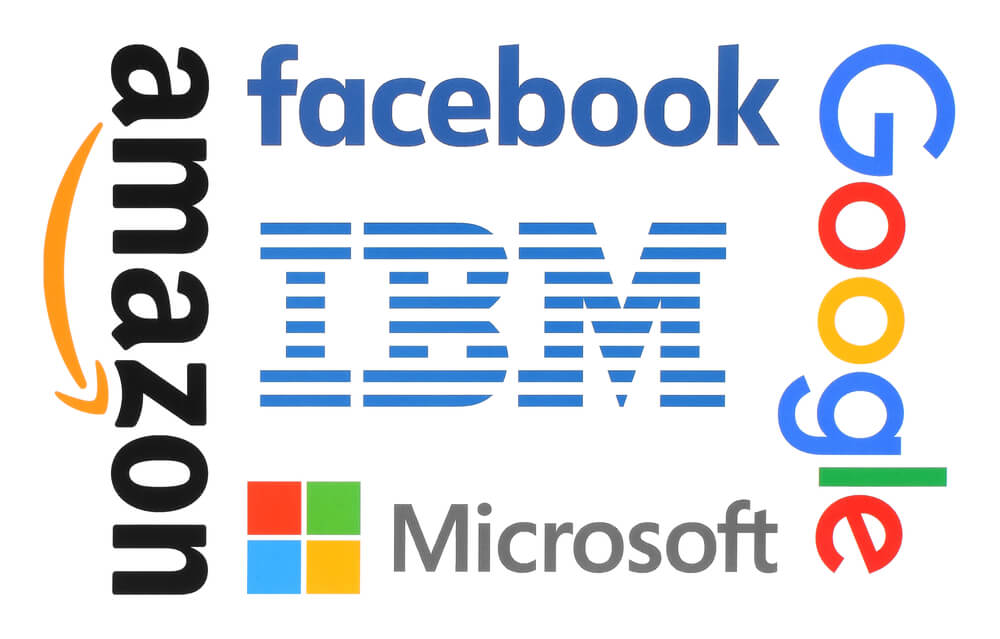 Logos d'entreprises numériques comme Facebook Amazon et Google