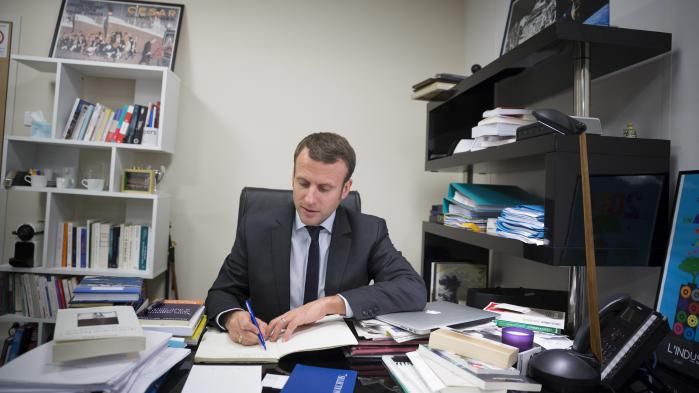 Macron working in the office