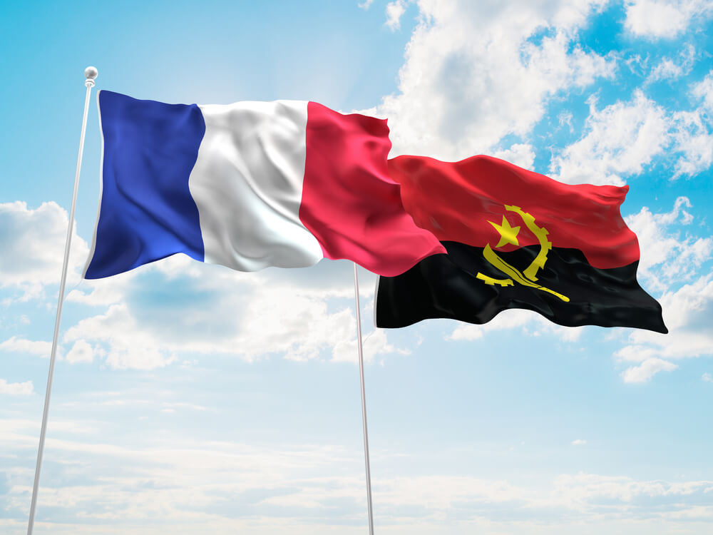 Illustration 3D de la France et l'Angola Flags ondulent dans le ciel
