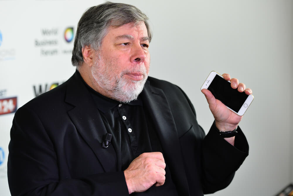 Steve Wozniak (Stephen Gary) co-fondateur Apple Computer lors d'une conférence WOBI tenant un iPHONE