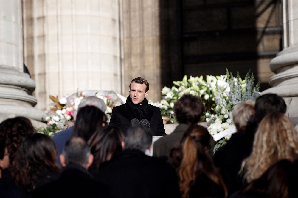 Macron rend hommage à Johnny Hallyday