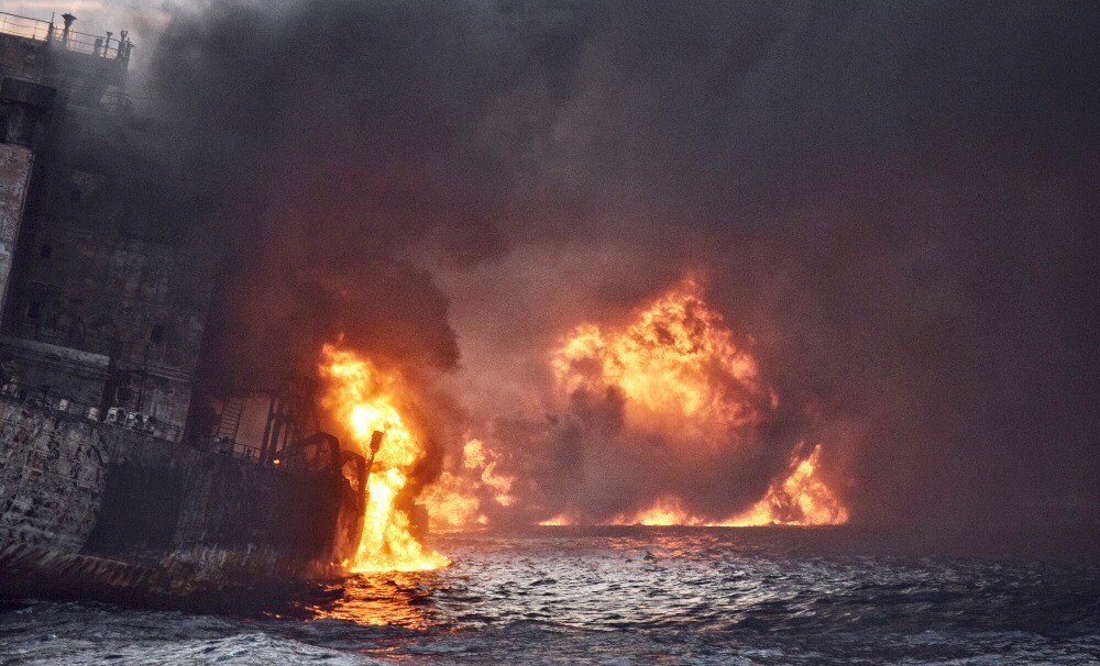 Le pétrolier iranien Sanchi est vu englouti par le feu dans la mer de Chine orientale