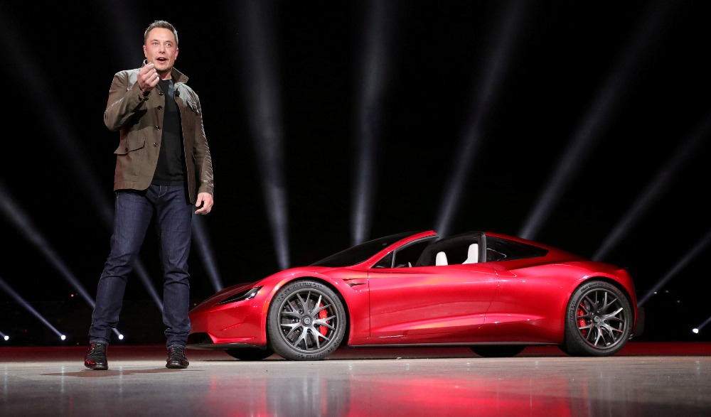 Le PDG de Tesla, Elon Musk dévoile le Roadster 2 lors d'une présentation à Hawthorne, en Californie