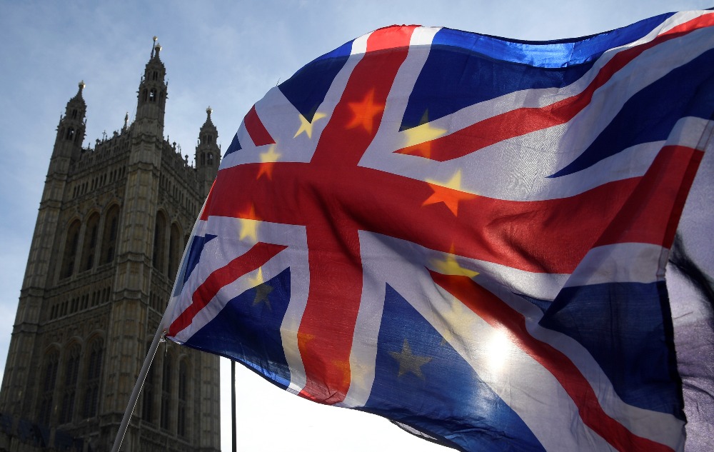 Des manifestants anti-Brexit agitent des drapeaux de l'UE et de l'Union à l'extérieur des Chambres du Parlement à Londres