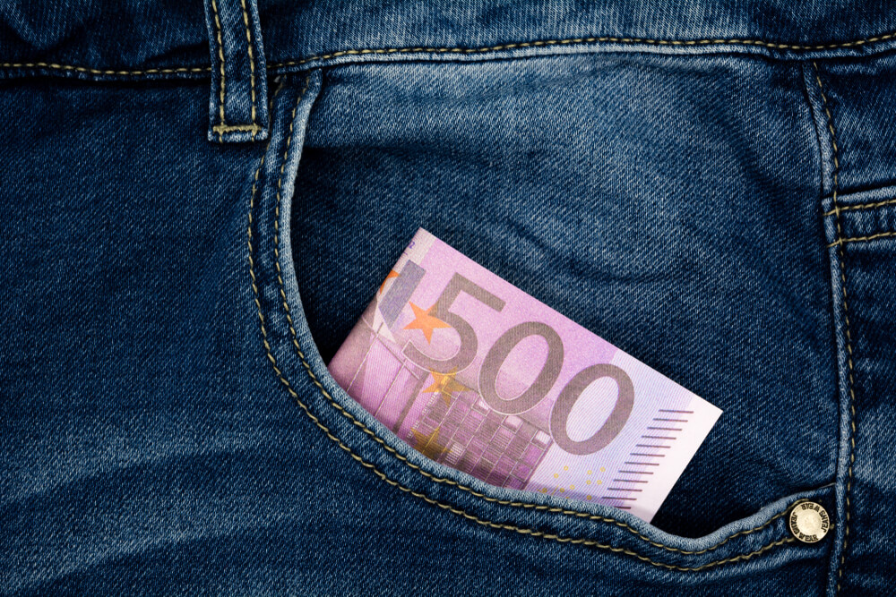 Billet de 500 euros dans la poche de jeans