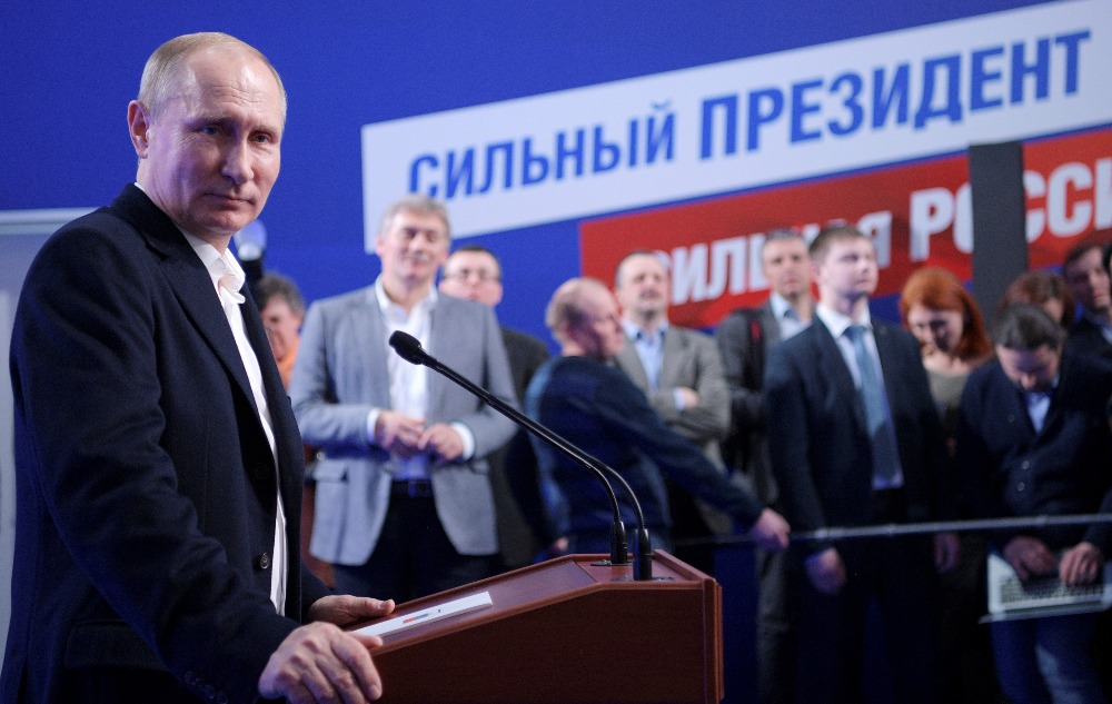 Le président russe et candidat à la présidence Vladimir Poutine assiste à une conférence de presse au siège de sa campagne à Moscou