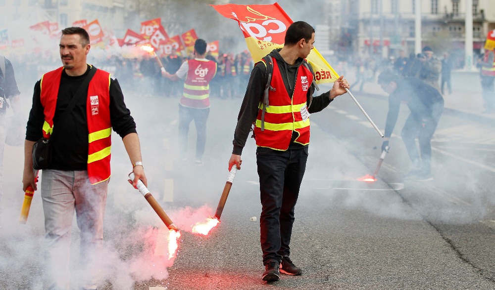 Une compagnie ferroviaire française appartenant à la SNCF et des syndicalistes de la CGT manifestent à Lyon dans le cadre d'une grève nationale