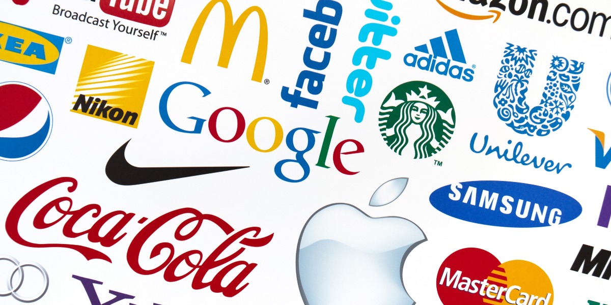 Une collection de logos de marques mondiales bien connues imprimées sur papier. Inclure Google, McDonald, Nike, Coca-Cola, Facebook, Apple et plus d'autres logo.