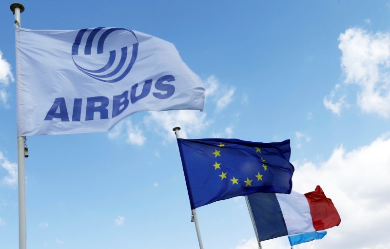 Drapeau d'airbus sur le logo avec des drapeaux de l'UE et de la France