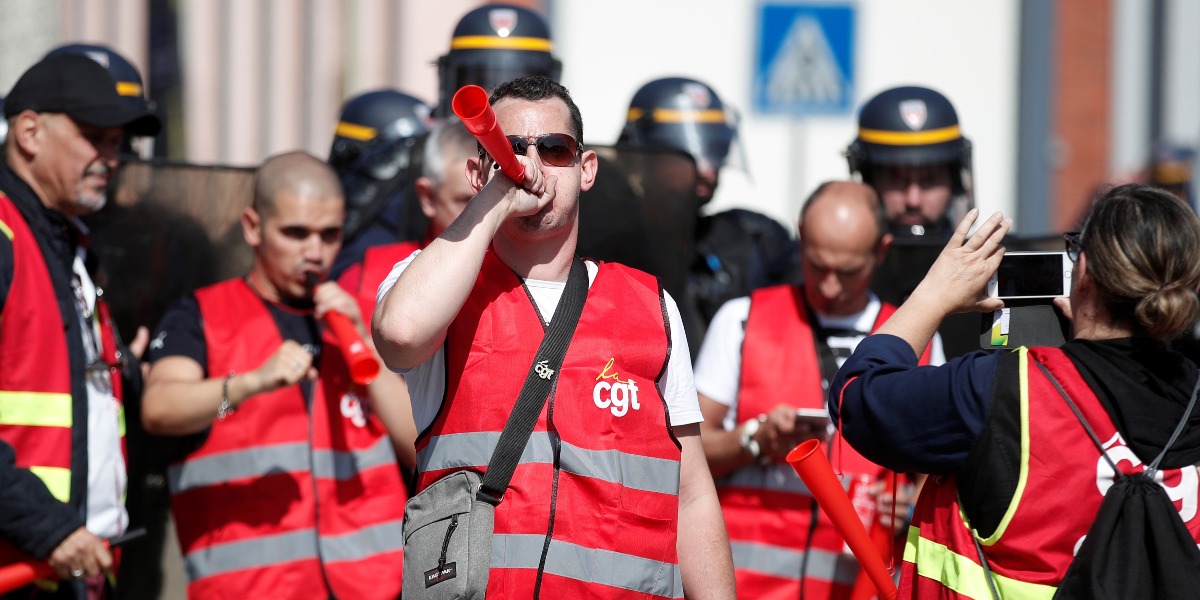 Des salariés et des syndicalistes de la CGT manifestent contre le projet de fermeture de magasins et de licenciement de Carrrefour devant le siège de la société à Aubervilliers.