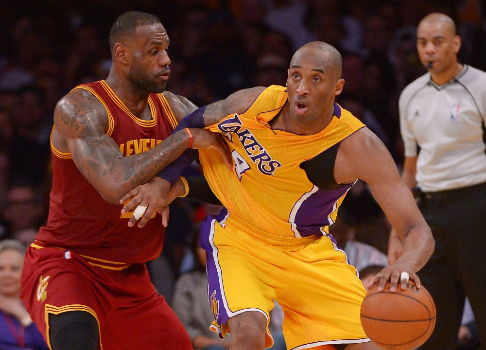 LeBron James, passeur des Cavaliers de Cleveland, marque le passeur des Lakers de Los Angeles Kobe Bryant, le 10 mars 2016.