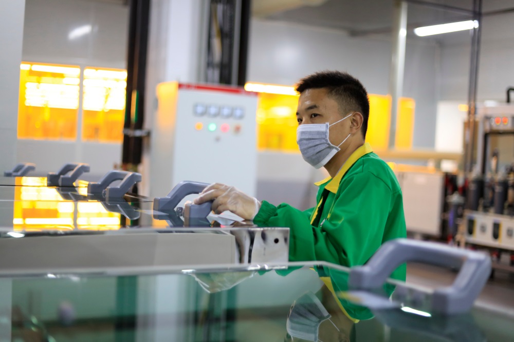 Travailleur dans une entreprise de l'Est de la Chine qui fabrique des composants pour Samsung, Apple etc.